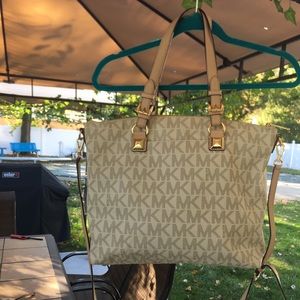 MICHAEL KORS JET SET MULTIFUNCTION STYLE W/WALLET